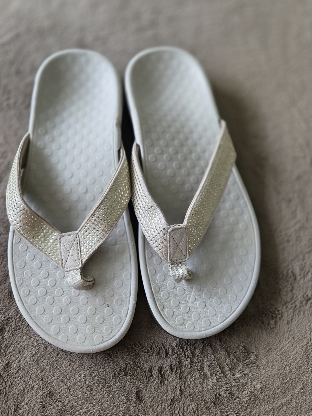 Vionic Women's White Gold Glitter Thong Sandals